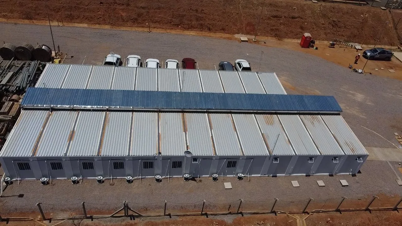 Vista aérea de canteiro de obras com módulos em container da Alfer