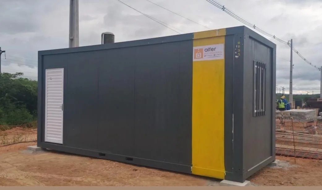 Container habitável da Alfer Equipamentos transformado em aço corten, instalado em canteiro de obras