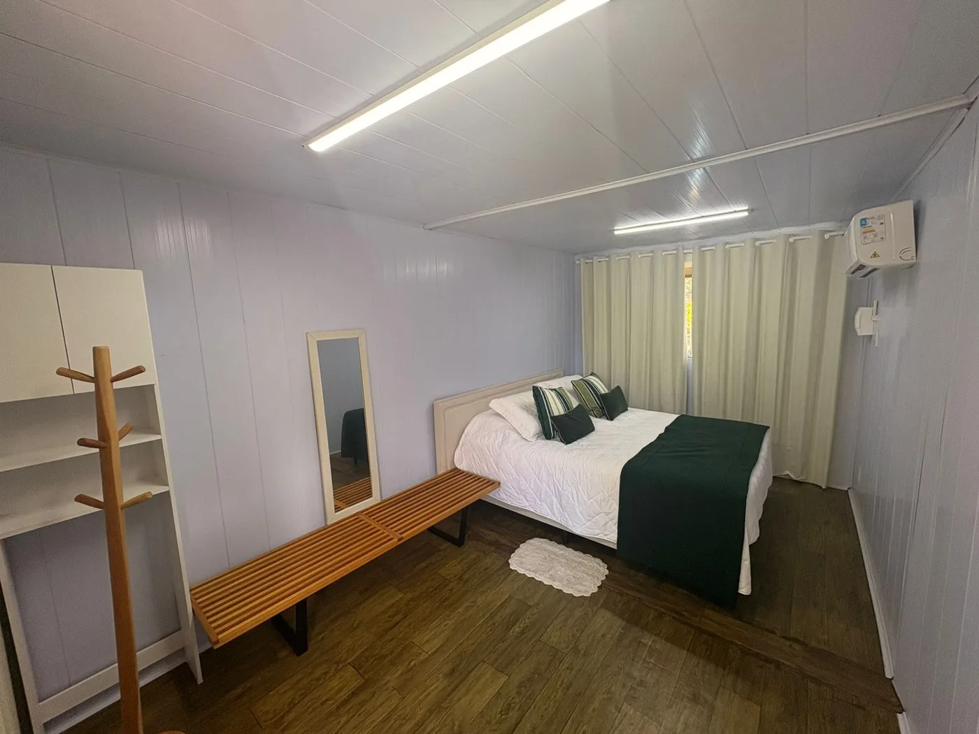 Interior de quarto em container da Alfer com forro, piso e ar-condicionado