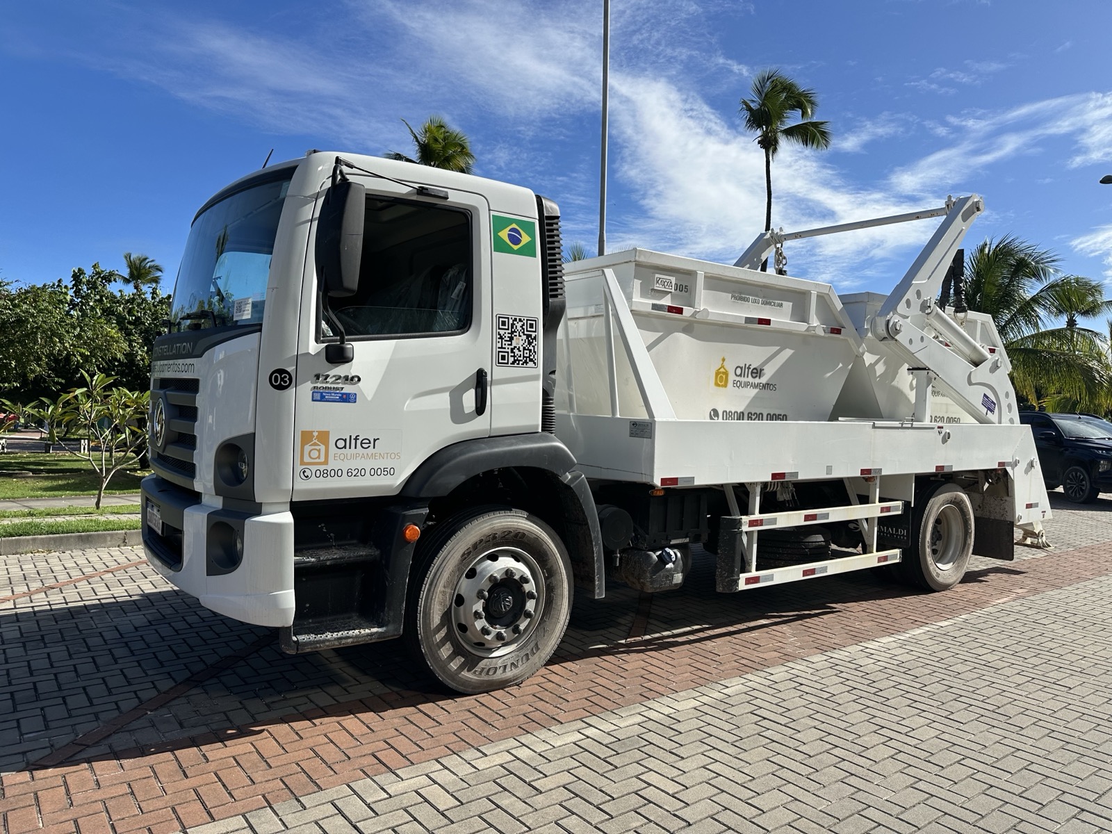 Alfer roll-off truck with stationary dumpster
